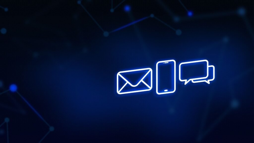 Icônes lumineuses représentant un e-mail, un smartphone et des bulles de discussion sur fond bleu technologique, symbolisant les moyens de contact et la communication